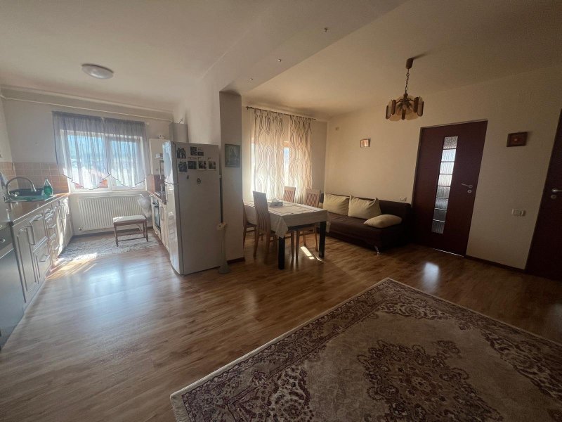 Apartament 3 camere, mobilat si utilat la mansarda